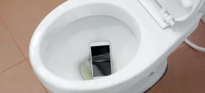 téléphone dans les WC
