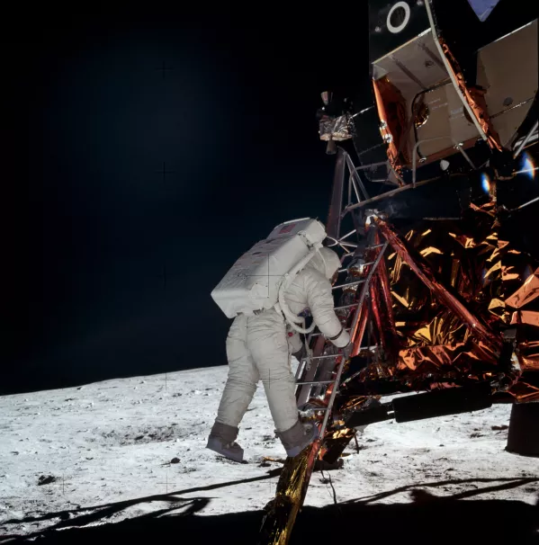 Aldrin est photographié par Armstrong alors qu'il sort à son tour du module lunaire.
