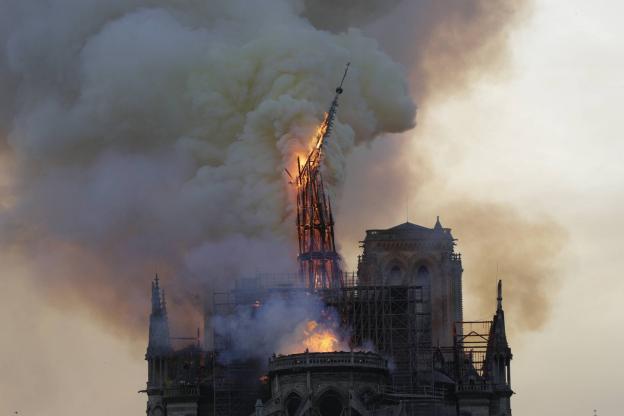 Chute de la flèche de Notre Dame de Paris