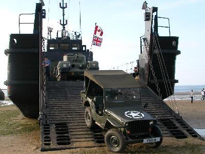 Une jeep sortant d'un bateau de débarquement