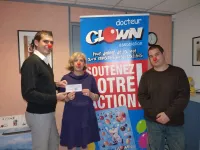 Remise du chèque de 150 euros à l'association Docteur Clown