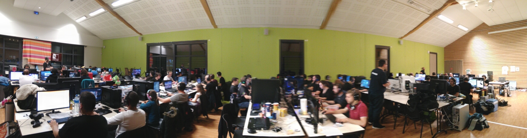 Une salle bien pleine ! Photo panoramique de la salle