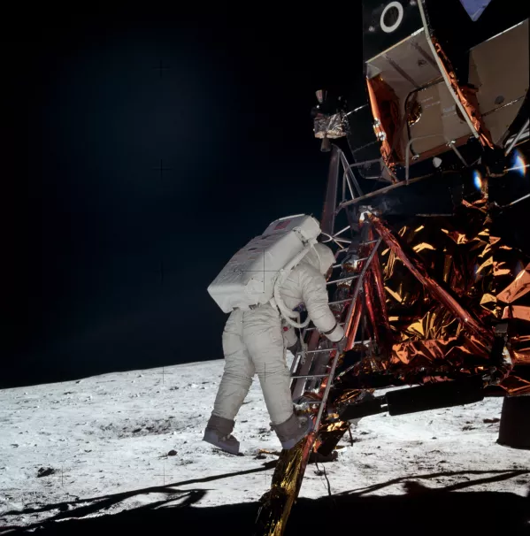 Aldrin est photographié par Armstrong alors qu'il sort à son tour du module lunaire. Aldrin est photographié par Armstrong alors qu'il sort à son tour du module lunaire.