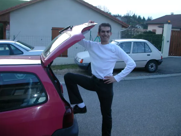 Aurélien et sa Twingo (rose)