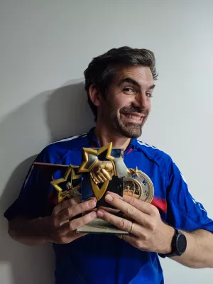 Aurelienazerty posant grotesquement avec ses 3 derniers trophées Aurelienazerty posant grotesquement avec ses 3 derniers trophées