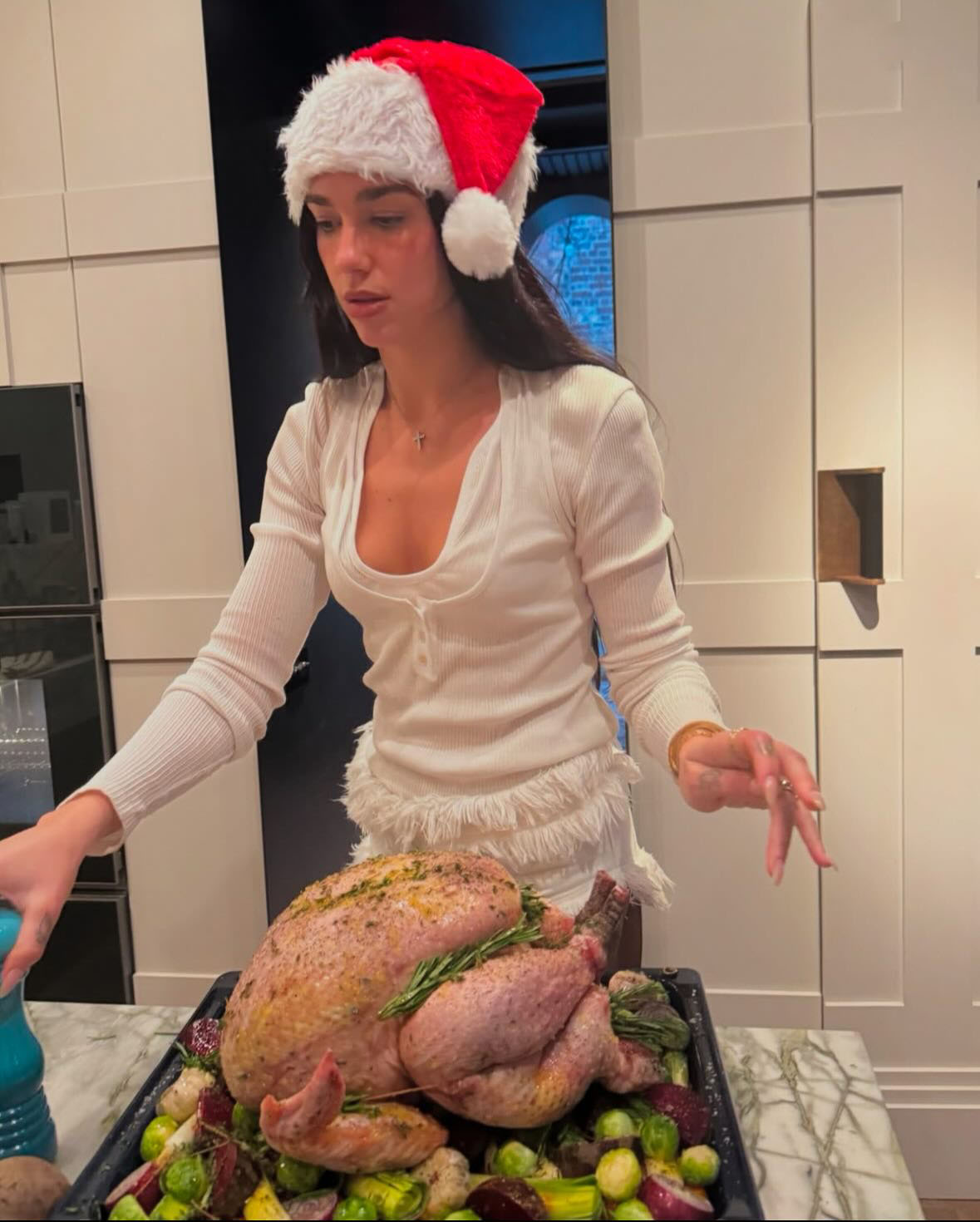 Dua lipa vous souhaite un très joyeux noêl 2025