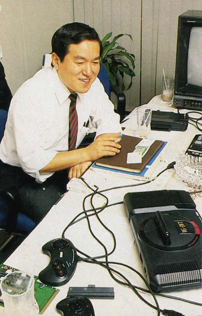 Hideki Sato devant une Mega drive Hideki Sato devant une Mega drive