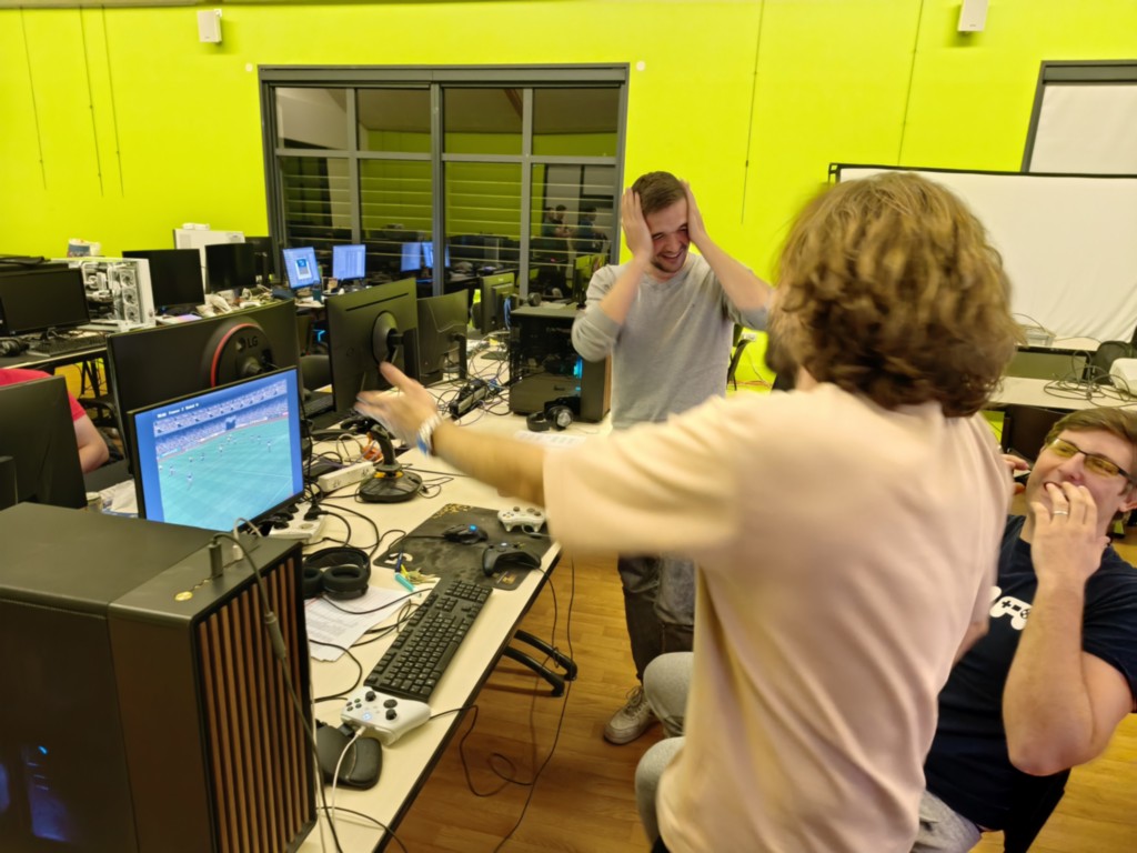 Des reprises du genou, de fous rire, c'est bien un tournoi FIFA LAN'Oween™