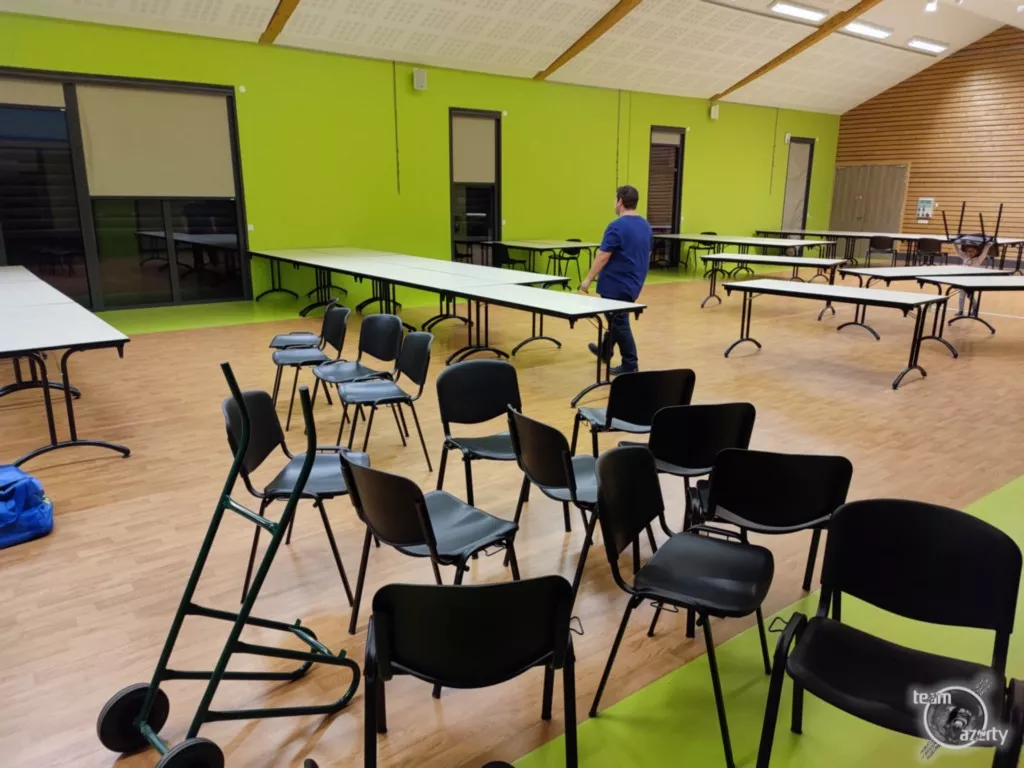 Comment on met les chaises déjà ?